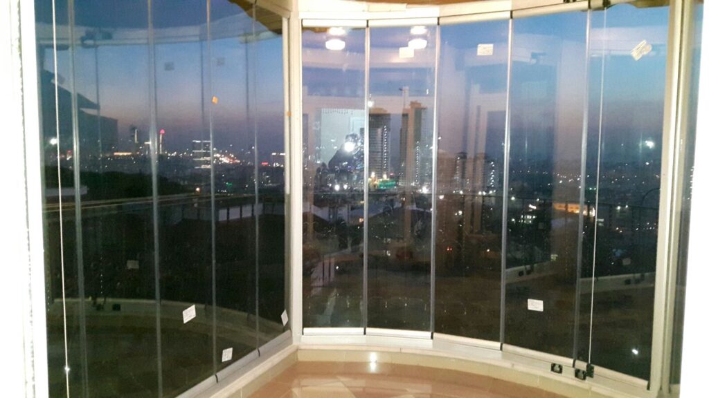 Balkon-Cami-Siyah-mi-Beyaz-mi